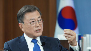 文대통령 “제가 제왕적 대통령이었나요…가장 왜곡된 프레임”