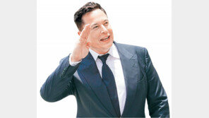 머스크, 55조원에 트위터 인수 “나 비판한 사람들 떠나지 마시라” 