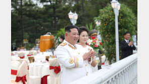 주석단까지 오른 리설주… 오랜만에 ‘퍼스트레이디’ 행보