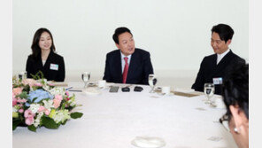 尹, 이정재 등 문화·체육계 인사와 오찬…최민정에 “국민 스트레스 풀려”