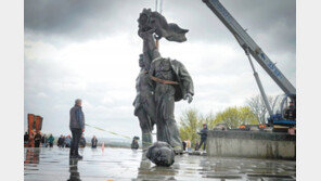 러-우크라 우호 상징 청동상 철거