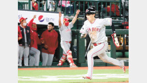 홈으로 뛰어드는 SSG 최지훈