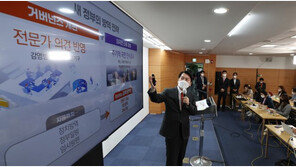 安 “실외마스크 풀지 5월하순 판단”… 중대본은 내일 발표 