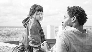 “가장 파리 같지 않은 모습 보여주려 흑백영화 선택”