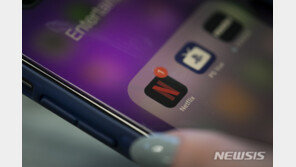 ‘계정 공유’ 칼 빼든 넷플릭스…“꿩 먹고 알 먹겠다”는 韓 OTT 속내