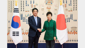 尹협의단에 日아베 “위안부 합의 파기 유감…이행 촉구”