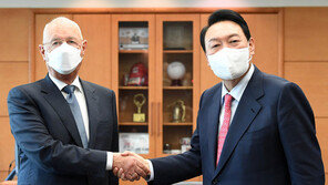 尹 당선인, 내년 1월 스위스 ‘다보스 포럼’ 초청 받아…“반드시 참석”