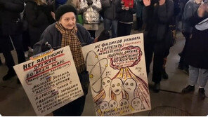 20년째 반전 시위하는 러 예술가 ‘평화의 할머니’ 체포