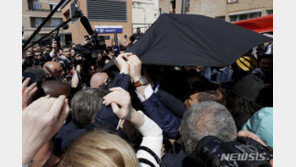 마크롱, 재선 후 첫 공식 일정서 ‘토마토 테러’…헌재, 당선 공식화
