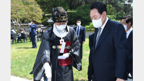 ‘충청의 아들’ 윤석열, 현충사 찾아 “충무공 우국충정·애민정신 받들겠다”