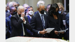 올브라이트 장례식서 눈물 훔친 바이든 “그가 곧 미국의 역사”