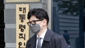 한동훈 ‘빨간 가방’ 뭐길래…유시민 재판때 든 제품 품절 사태