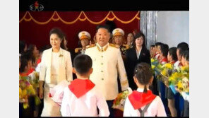 北열병식서 또다시 김정은 곁을 지킨 의문 여성의 정체는?