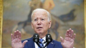 바이든 “우크라 전쟁, 서방·러 대리전 아냐…핵무기 언급 무책임”