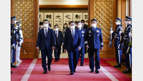 퇴임 앞둔 文대통령, 오늘 軍 주요 직위자 16명 靑 초청 오찬 간담회