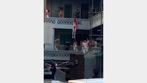 “피 흘리는 듯” 주택가에 목 잘린 빨간 마네킹 수십개…건물주 무슨 일