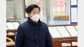 취재진에 벽돌 던진 박상학 2심 집행유예…법원 “법질서 지킬 의지 있나”