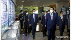 尹당선인 “요새 총이 아닌 반도체로 전쟁…반도체는 핵심 전략산업”