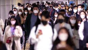 ‘기다렸던’ 실외 노마스크 “그래도 난 마스크 쓸래” 왜?