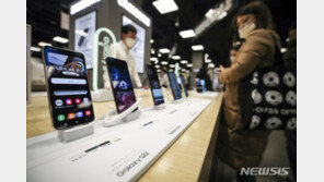 삼성, 세계 스마트폰 점유율 1위 탈환…전체 시장은 7% 역성장