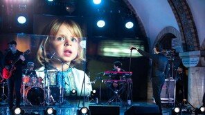 “당신의 전쟁이 아니에요”…키이우서 울려 퍼진 3세 소년 노래