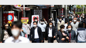 실외 마스크 해제 방침에 시민들 “시기상조…당분간 계속 쓰겠다”