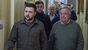 러, 유엔총장 숙소 근처에도 미사일 공격… 바이든 “우크라 42조원 추가 지원”