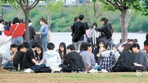 정부 “마스크 정치적 판단 안해”… 인수위 “文정부, 功욕심에 성급”