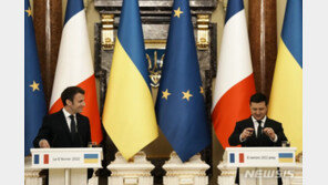 마크롱, 젤렌스키와 통화…“우크라에 군사·인도적 지원 강화할 것”