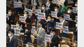 민주당 “국무회의 연기, 靑에 전달” 국민의힘 “文, 양심 걸고 숙고해야”