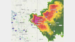 美 캔자스주서 토네이도 발생…건물 1000채 파손·1.5만 가구에 정전