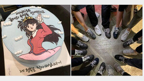 탁현민식 ‘靑과의 이별’…같은 신발 신고 “제 행복을 찾아 떠납니다”