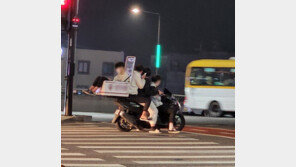 오토바이 1대에 4명, 배달통 위까지…“눈을 의심”