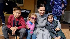 졸리, 우크라 리비우 ‘깜짝 방문’