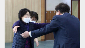 요양시설 접촉면회 母子 “6개월 만에 안아봅니다”