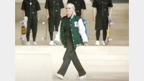 ‘이대 과잠’ 입고 패션쇼 무대 오른 디올 수석디자이너