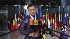 우크라 외무장관 “EU 추가 제재에 러산 원유 금수조치 포함돼야”