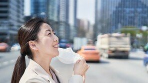 오늘부터 밖에서 마스크 벗는다…“50인 이상땐 착용”
