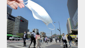 “실외 마스크, 60세이상-백신 미접종자는 계속 쓰는 게 안전” 