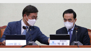엇갈린 민주당 지도부…박홍근 “국무회의 연기 요청 안 해” 윤호중 “靑에 전달”