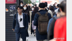 노마스크 첫날 ‘눈치게임’…“주위 사람도 다 껴” “습관 때문에”