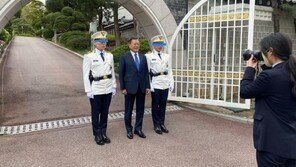 文, 근무하던 靑경비대원들과 사진…“불행을 행운으로”