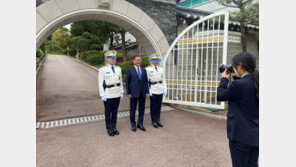 文 “불행을 행운으로 바꿔볼까요?”…靑경비대원과 따로 사진 촬영