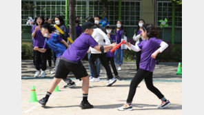 “아이들 눈 아래 얼굴을 보다니”…3년만의 체육대회, 학교 활동 기지개