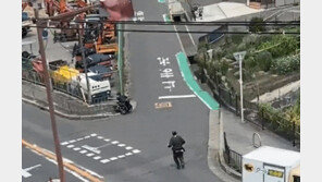 배송 중 뛰어와 휠체어 남성 도운 택배 기사…“월급 올려줘라” 봇물