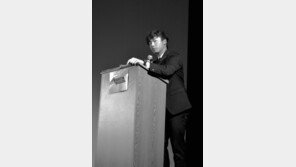 뉴욕타임스에 실린 한국계 美 학생의 기고… “인종·성 관련 도서 금서 지정 철회해야”