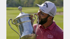 “세계1위 내놔” 욘 람, 와이어 투 와이어 ‘람보 샷’ 