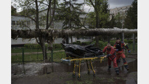 ‘Z’ 모양으로 놓인 시신들… “우크라 하르키우, 야외 영안실 같았다” 