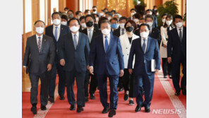 文,국무위원 고별 오찬…“우리 정부 내내 위기…원팀으로 잘 넘어”