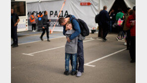 “그곳은 절망뿐” 마리우폴에서 탈출한 주민들의 참상 증언 